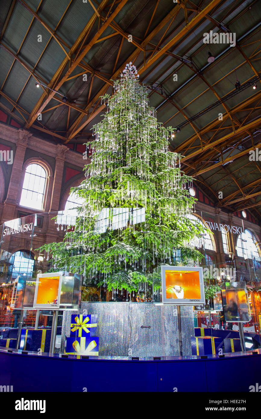 Tradizionale mercatino di Natale a Zurigo stazione ferroviaria con il famoso Swarovski albero di natale in background Foto Stock