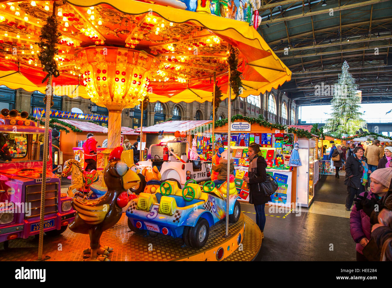 Tradizionale mercatino di Natale a Zurigo stazione ferroviaria con il famoso Swarovski albero di natale in background Foto Stock