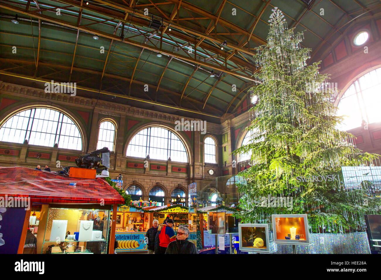 Tradizionale mercatino di Natale a Zurigo stazione ferroviaria con il famoso Swarovski albero di natale in background Foto Stock
