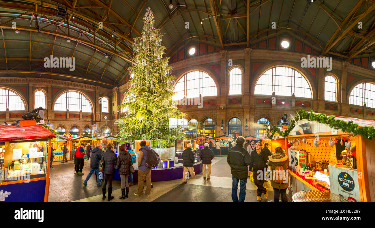 Tradizionale mercatino di Natale a Zurigo stazione ferroviaria con il  famoso Swarovski albero di natale in background Foto stock - Alamy