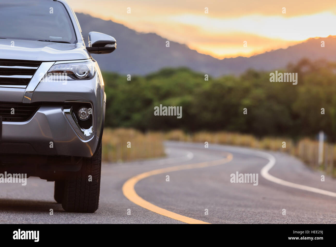La parte anteriore del nuovo SUV argento parcheggio auto sulla strada asfaltata Foto Stock
