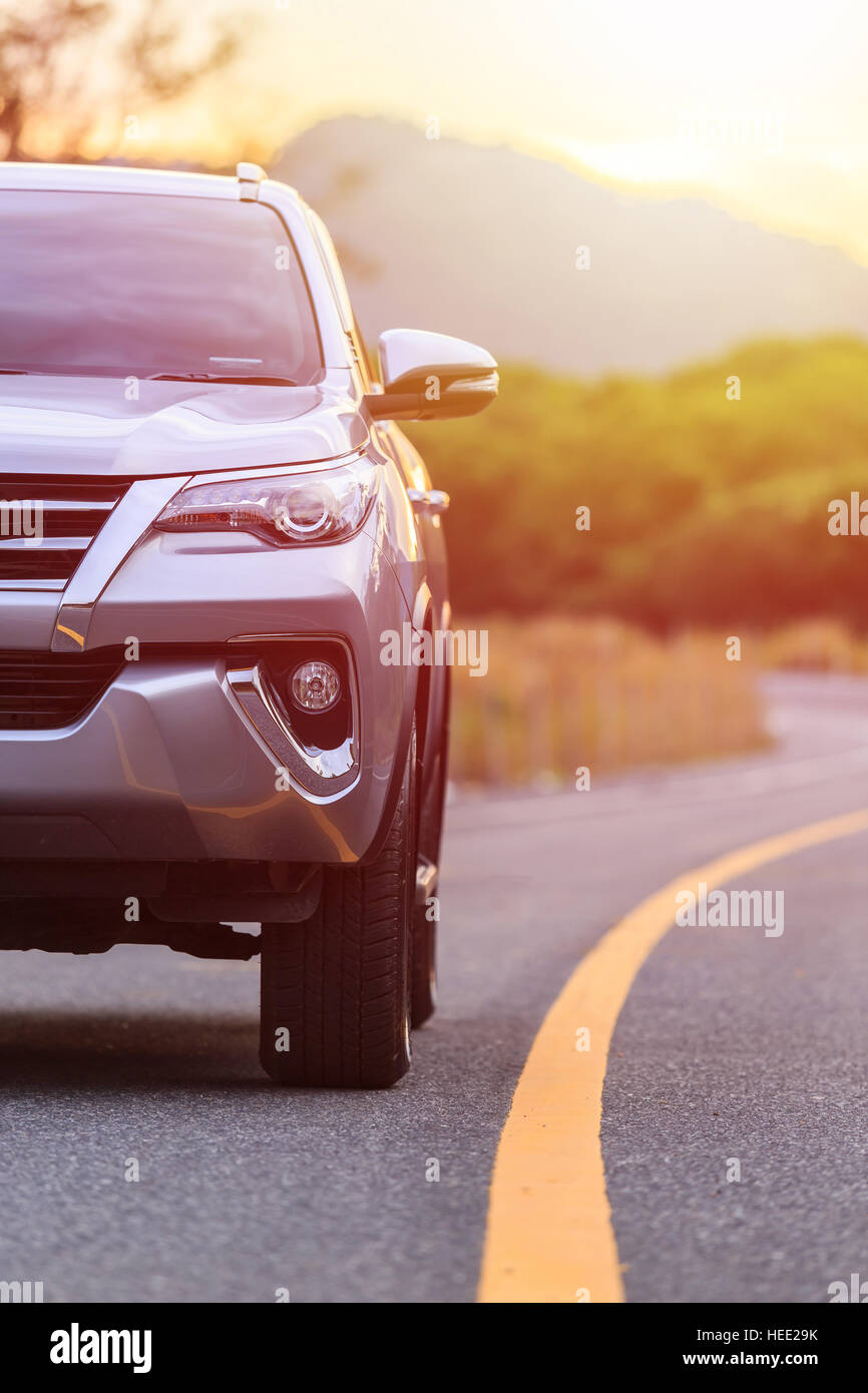 La parte anteriore del nuovo SUV argento parcheggio auto sulla strada asfaltata Foto Stock