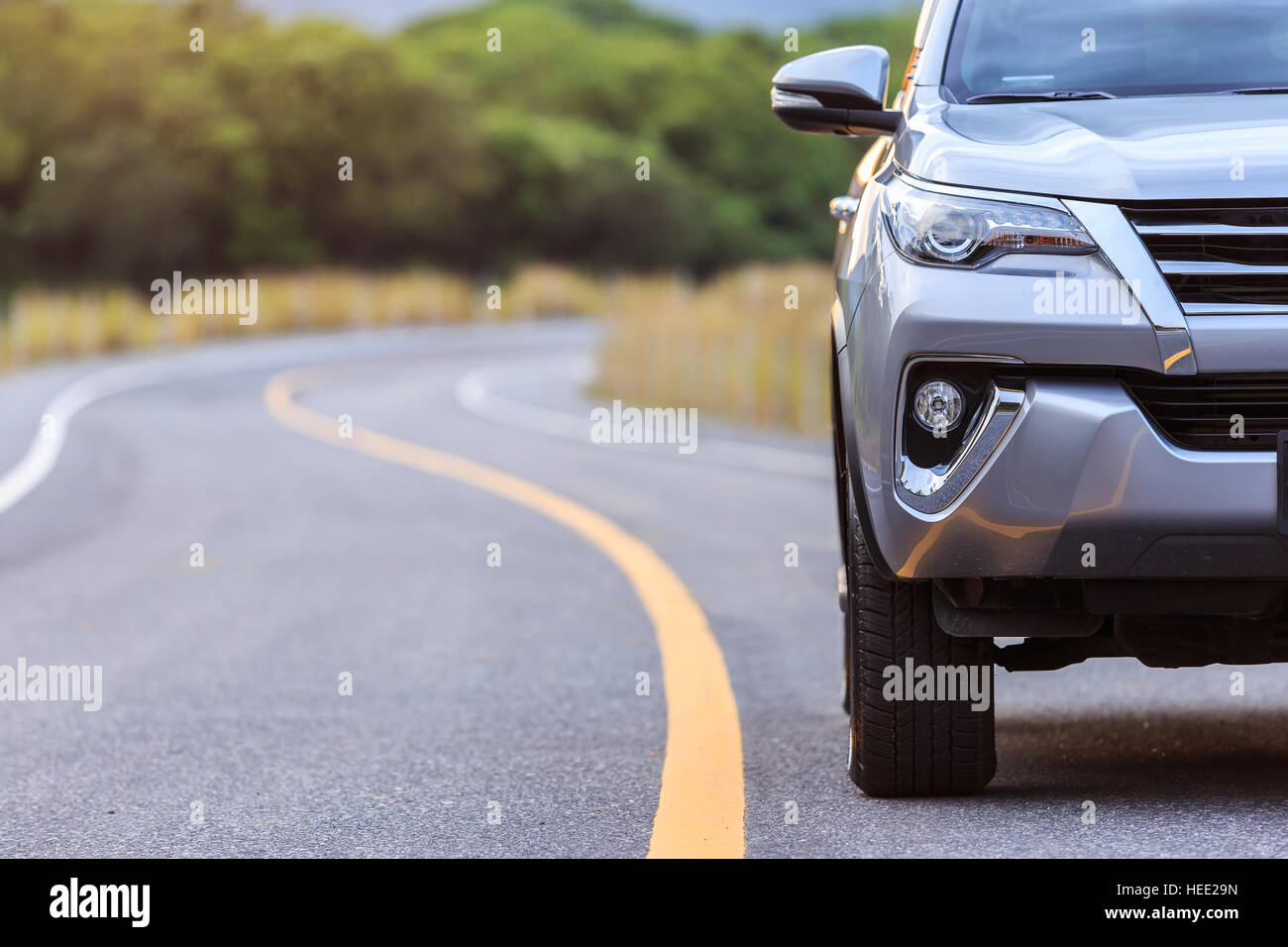 La parte anteriore del nuovo SUV argento parcheggio auto sulla strada asfaltata Foto Stock