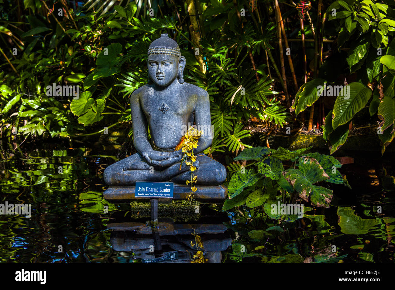 Statua di Koi pond in Giardini Botanici Marie Selby in Sarasota Florida Foto Stock