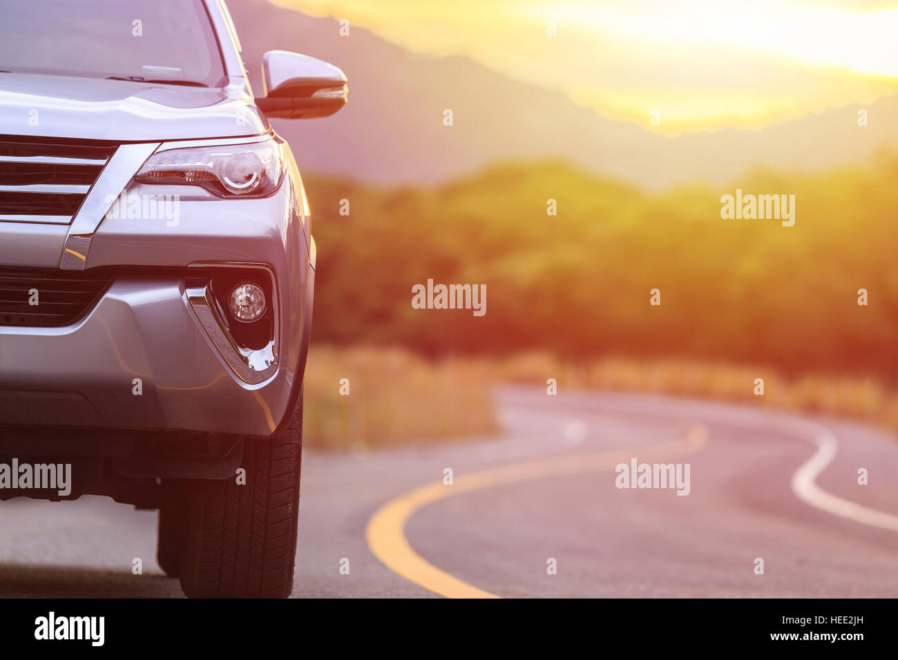 La parte anteriore del nuovo SUV argento parcheggio auto sulla strada asfaltata Foto Stock