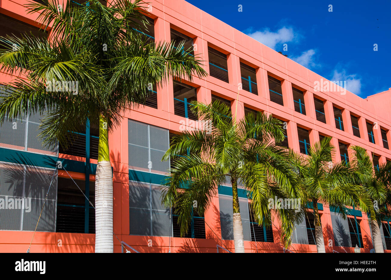 Colorati garage parcheggio edificio con alberi di palma tropicali in Fort Myers Florida Foto Stock