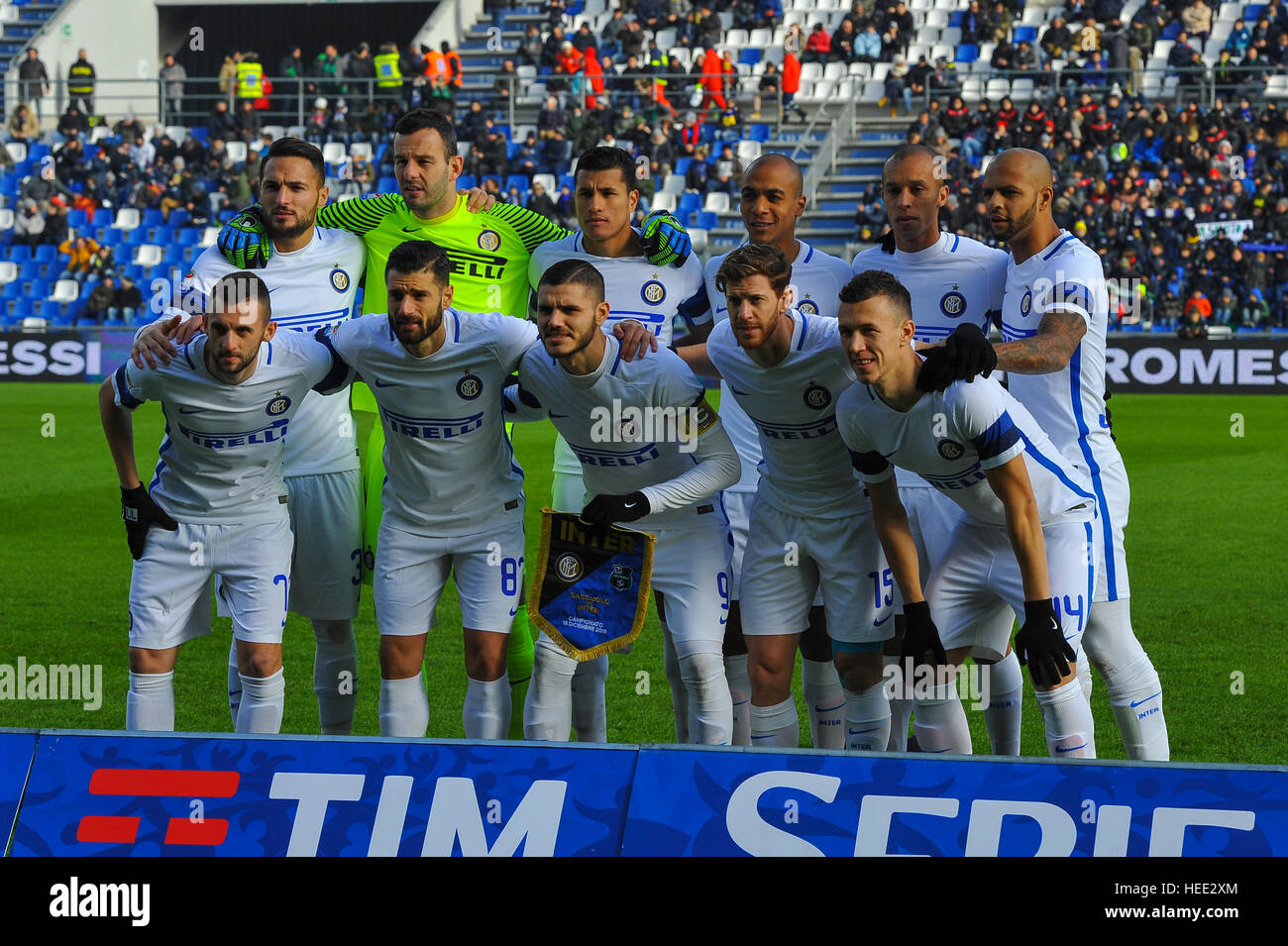 US Sassuolo Calcio vs F.C. Internazionale Milano serie A del campionato di calcio 2016 2017 US Sassuolo Calcio vs F.C. Internazionale Milano Reggio Emilia Mapei Stadium 18/12/2016 F.C. Internazionale Milano beat Sassuolo per 1 a 0 grazie al gol segnato da Antonio Candreva nel pic: F.C. Internazionale Milano della squadra, in piedi da sinistra Danilo D'Ambrosio, Samir Handanovic, Fabián Jeison Murillo Cerón, Joao Mário Naval da Costa Eduardo, João Miranda de Souza Filho, Felipe Melo de Carvalho; da sinistra squatting Marcelo Brozovic, Antonio Candreva, Mauro Emanuel Icardi Rivero, Cristian Ansaldi, Ivan Foto Stock
