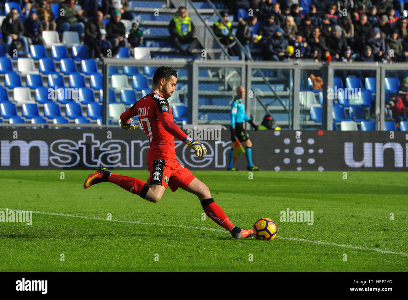 Reggio Emilia, Italia. Xviii Dicembre, 2016. US Sassuolo Calcio vs F.C. Internazionale Milano serie A del campionato di calcio 2016 2017 US Sassuolo Calcio vs F.C. Internazionale Milano Reggio Emilia Mapei Stadium 18/12/2016 F.C. Internazionale Milano beat Sassuolo per 1 a 0 grazie al gol segnato da Antonio Candreva nel pic: Andrea Consigli Sassuolo il portiere durante la serie di una partita di calcio tra noi Sassuolo Calcio E F.C. Internazionale Milano presso lo stadio di Mapei a Reggio Emilia. ph Massimo Morelli © Massimo Morelli/Pacific Press/Alamy Live News Foto Stock