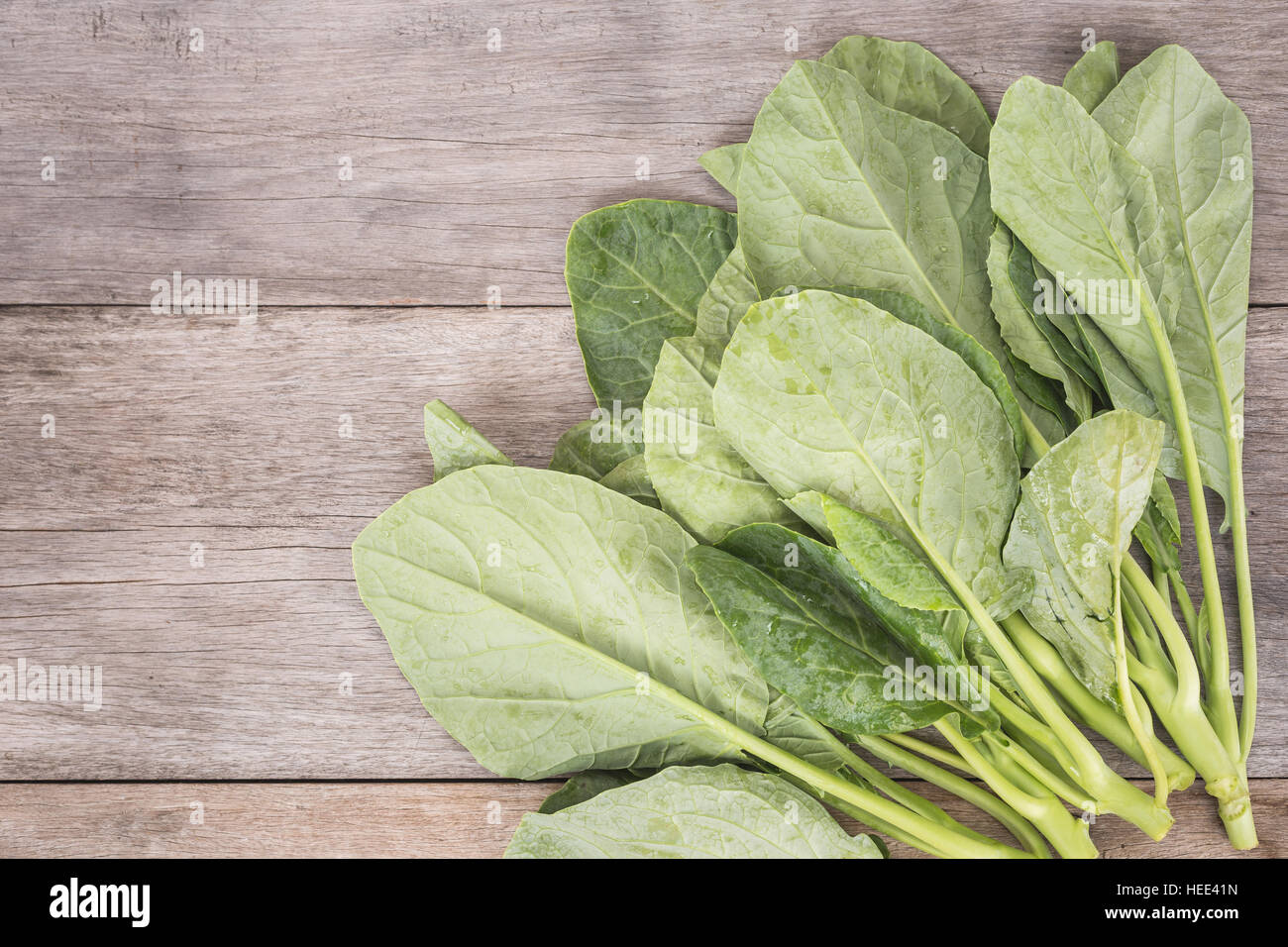 Vista superiore fresco verde Gai lan (broccoli cinesi) sul tavolato in legno Foto Stock