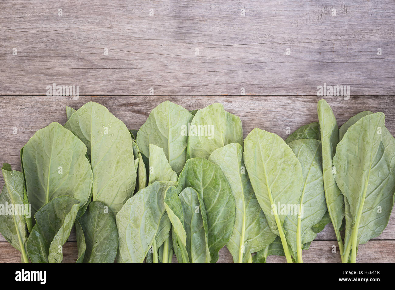 Vista superiore fresco verde Gai lan (broccoli cinesi) sul tavolato in legno Foto Stock