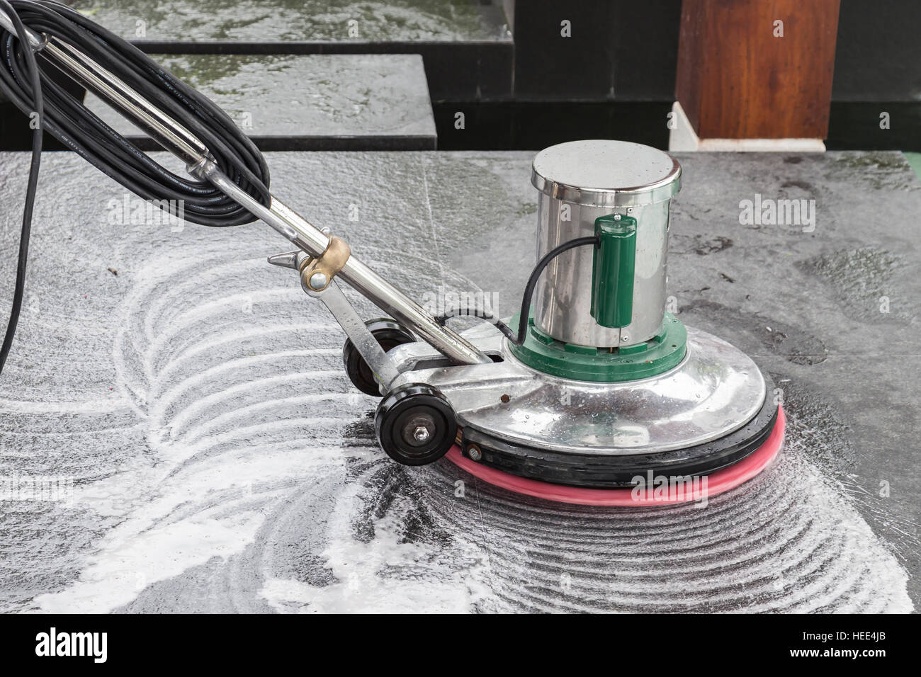 Esterno in pietra nera per la pulizia di pavimenti con macchina per  lucidatura e prodotti chimici Foto stock - Alamy