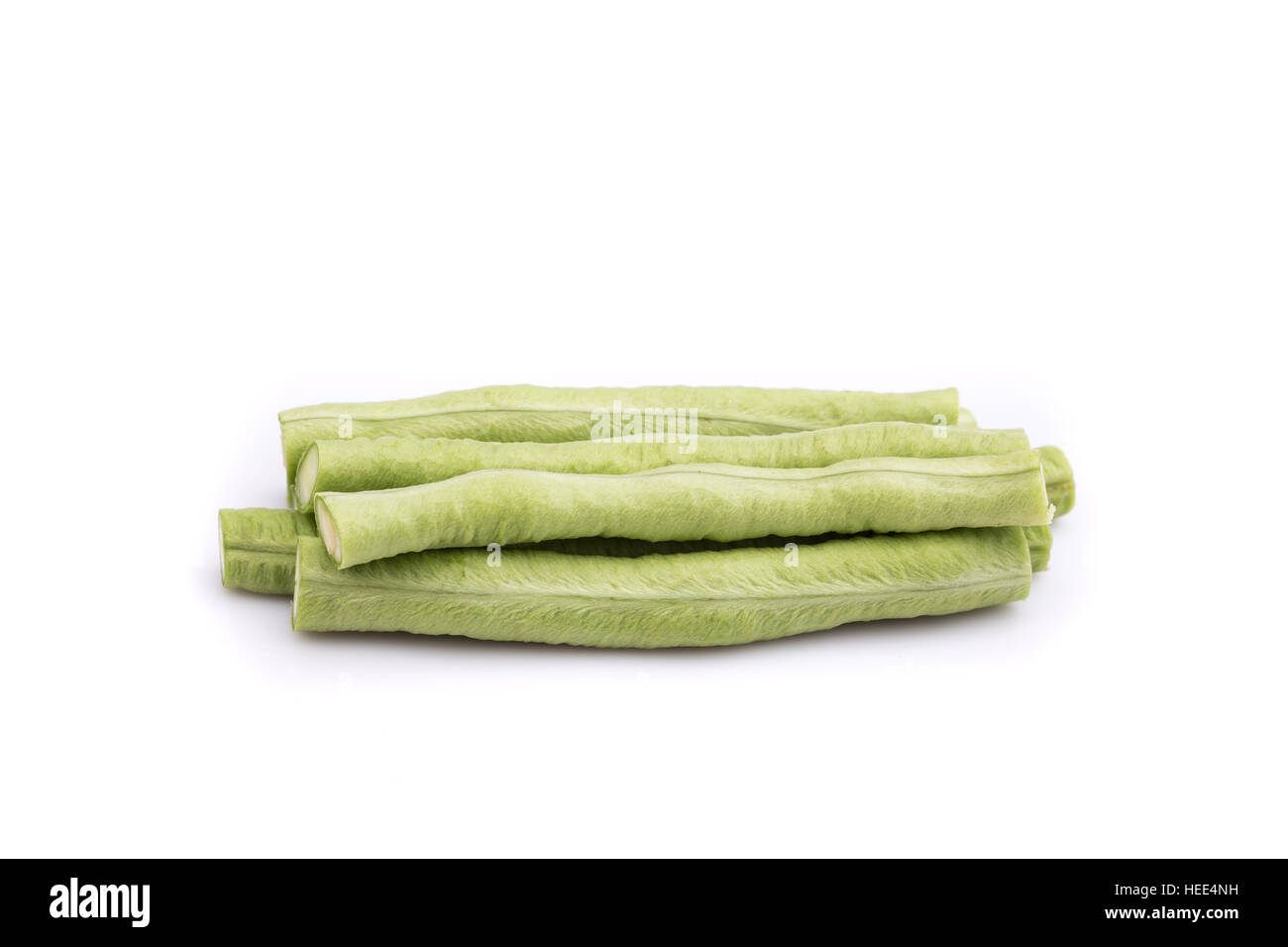 Close up tagliare le lenticchie verdi o fagiolo di Yardlong isolati su sfondo bianco Foto Stock