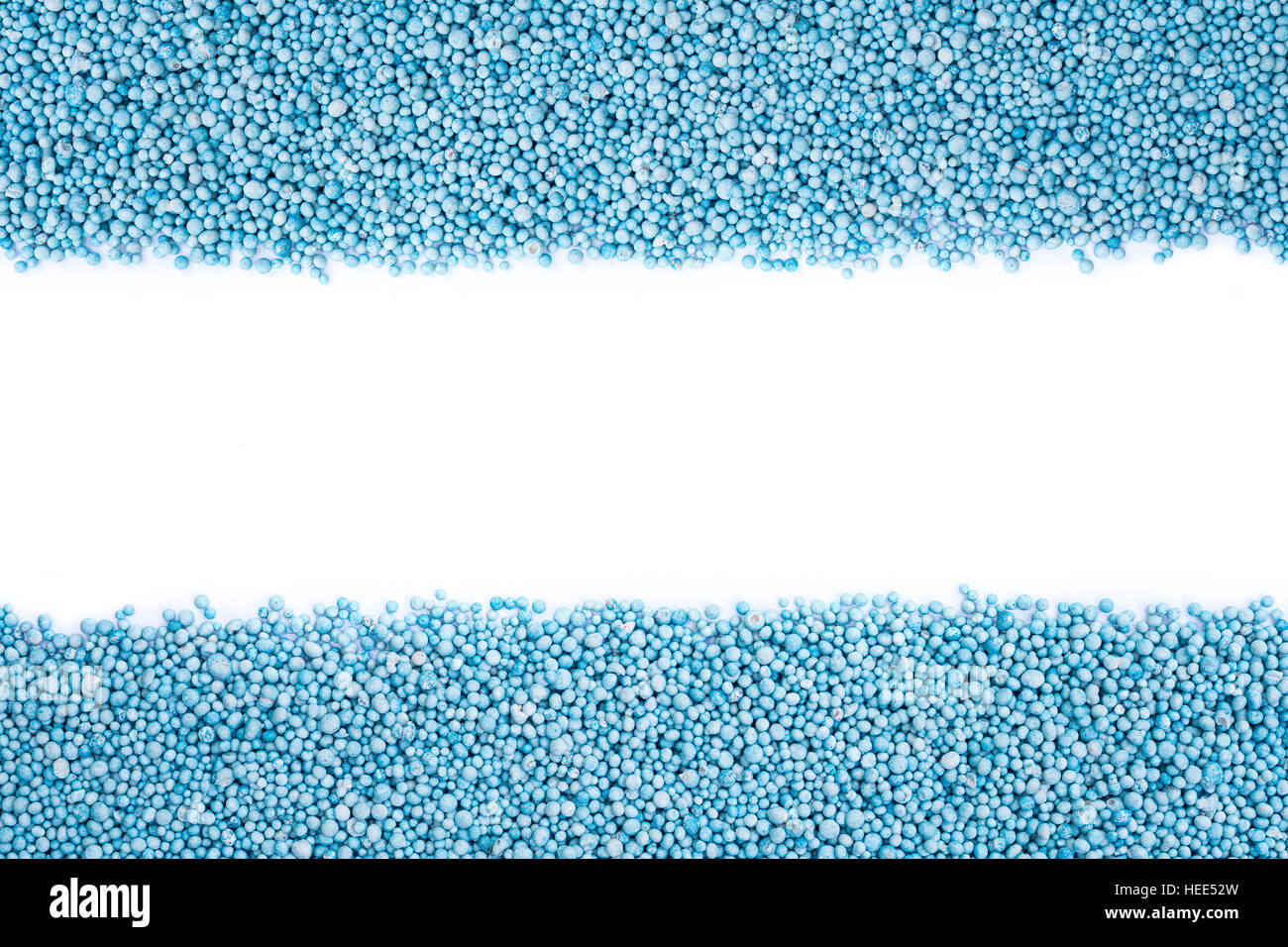 Vista superiore del pattern blu fertilizzante urea isolati su sfondo bianco Foto Stock