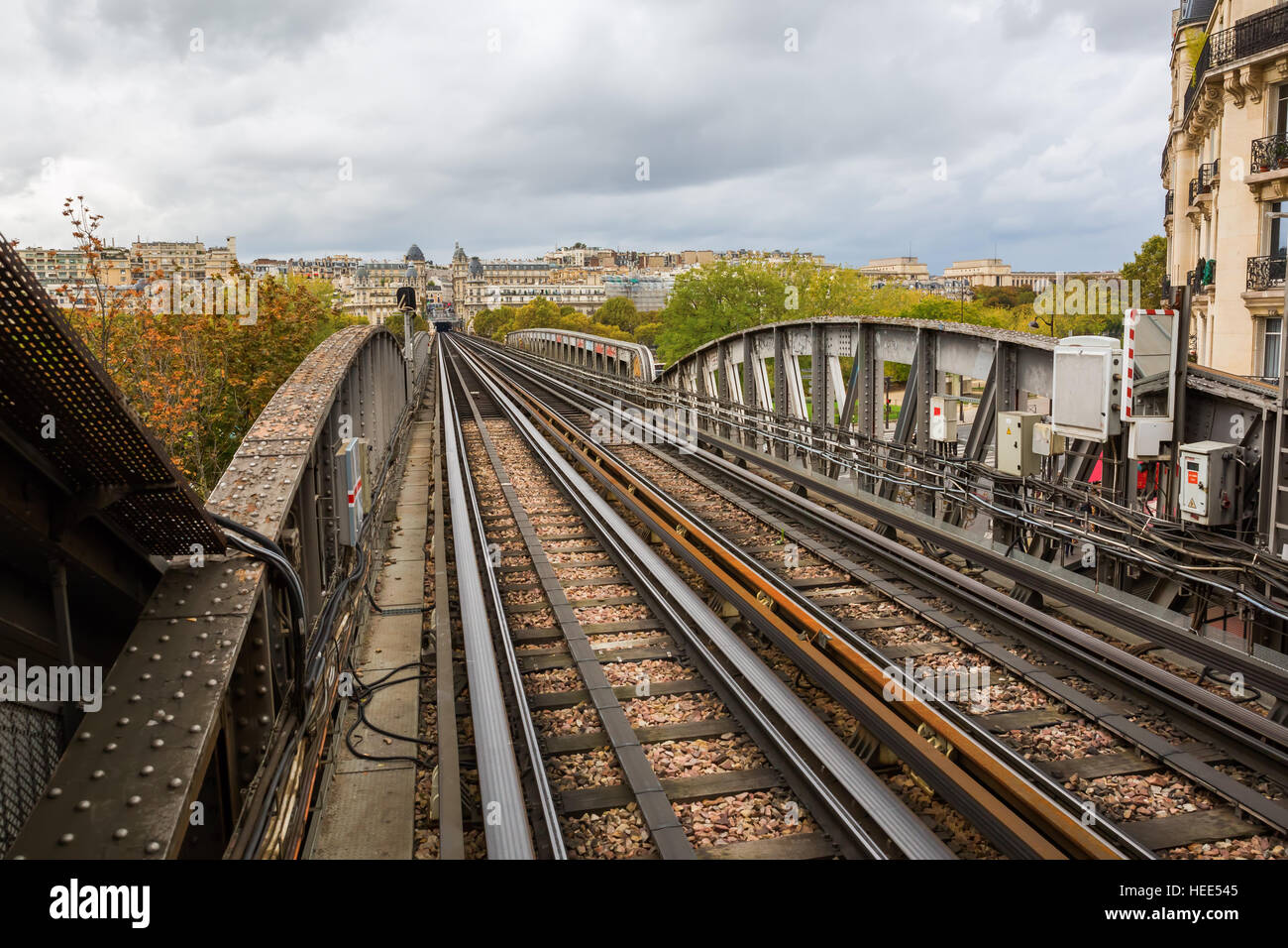 Rotaie di un metro sul ponte di Bir Hakeim a Parigi, Francia Foto Stock