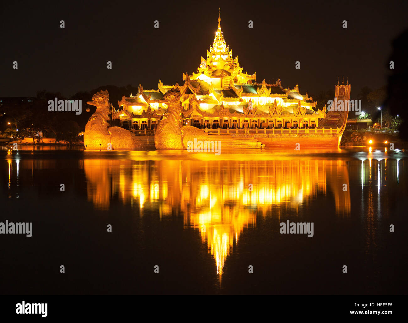 Karaweik palace di notte, Yangon, Myanmar Foto Stock