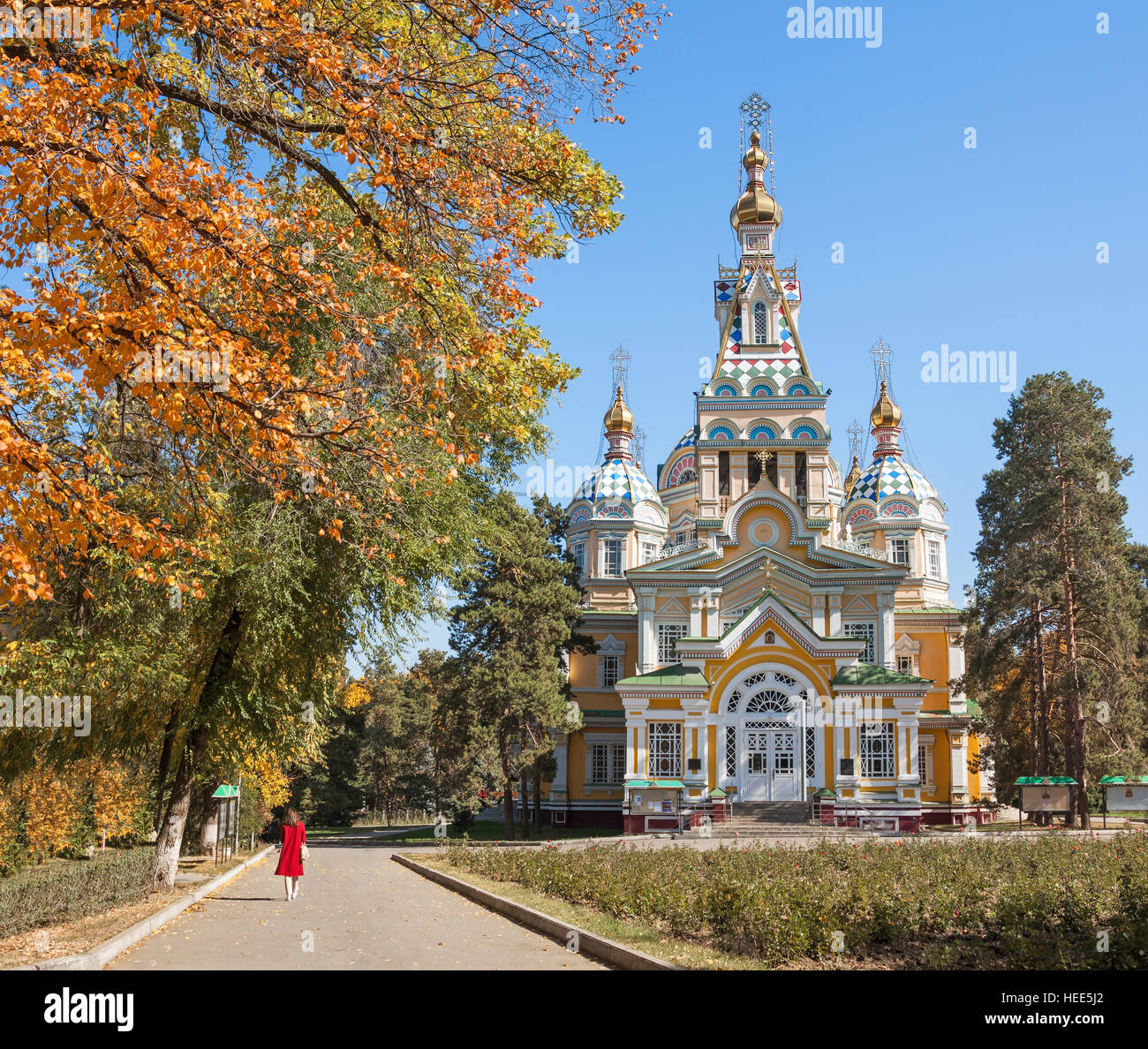 Cattedrale di ascensione, Russo cattedrale ortodossa in autunno. Almaty, Kazakhstan. Foto Stock
