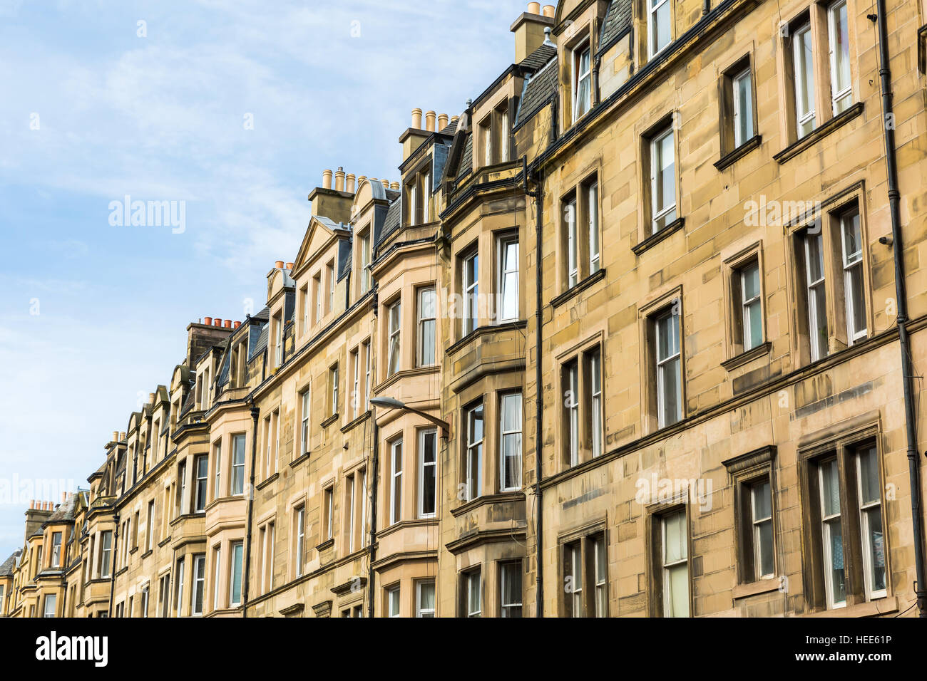 Facciate di antichi tipici edifici della città di Edimburgo, Scozia, Regno Unito Foto Stock