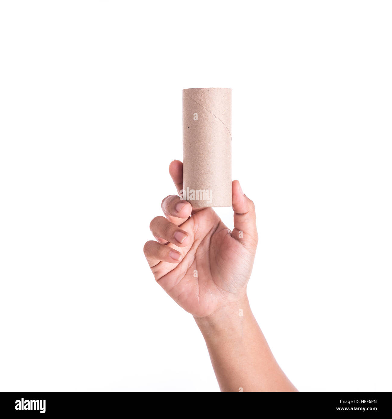 Stretta di mano destra tenendo carta marrone tubo isolato su sfondo bianco Foto Stock