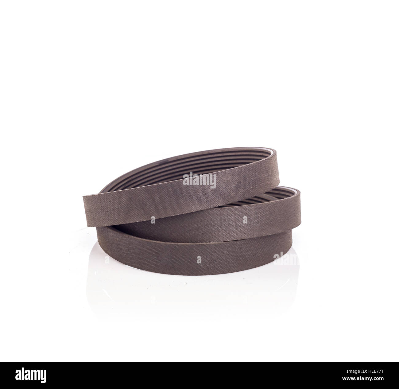 Vicino la vecchia cinghia nera auto motore isolato sfondo bianco Foto Stock