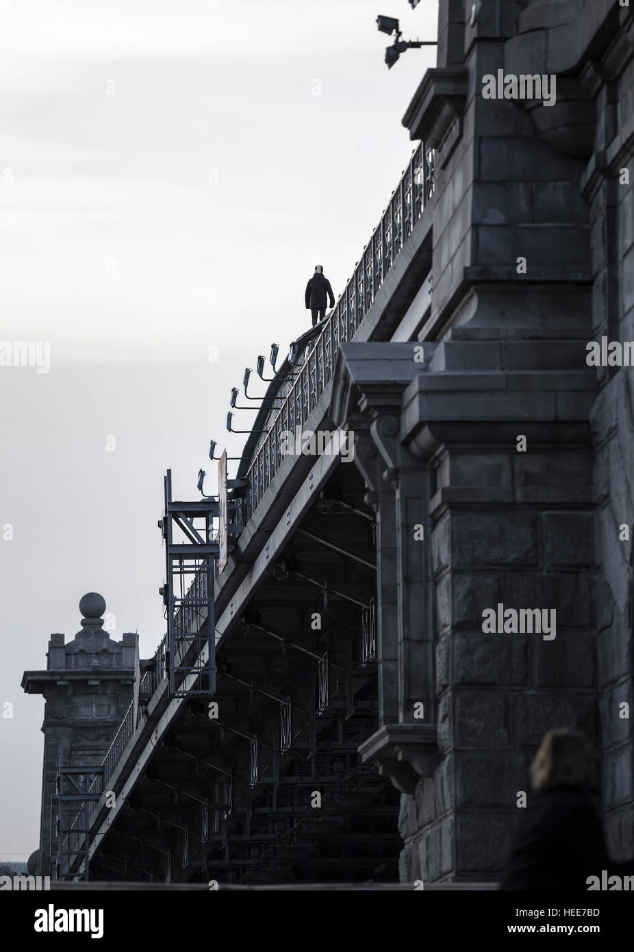 A piedi attraverso il ponte ad arco sul fiume Foto Stock