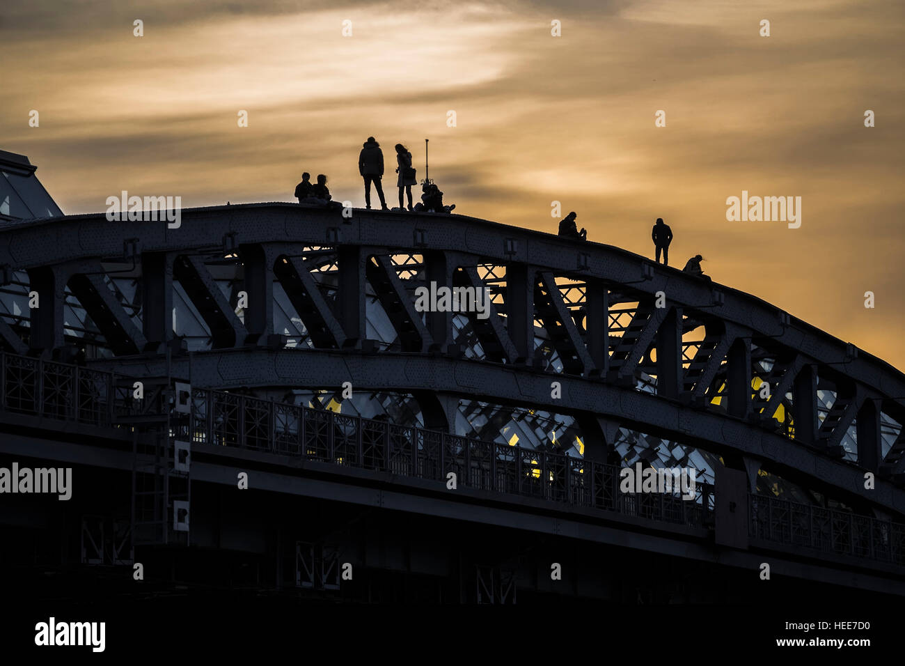 Sagome di persone sulla parte superiore del passaruota ponte sul fiume di Mosca Foto Stock