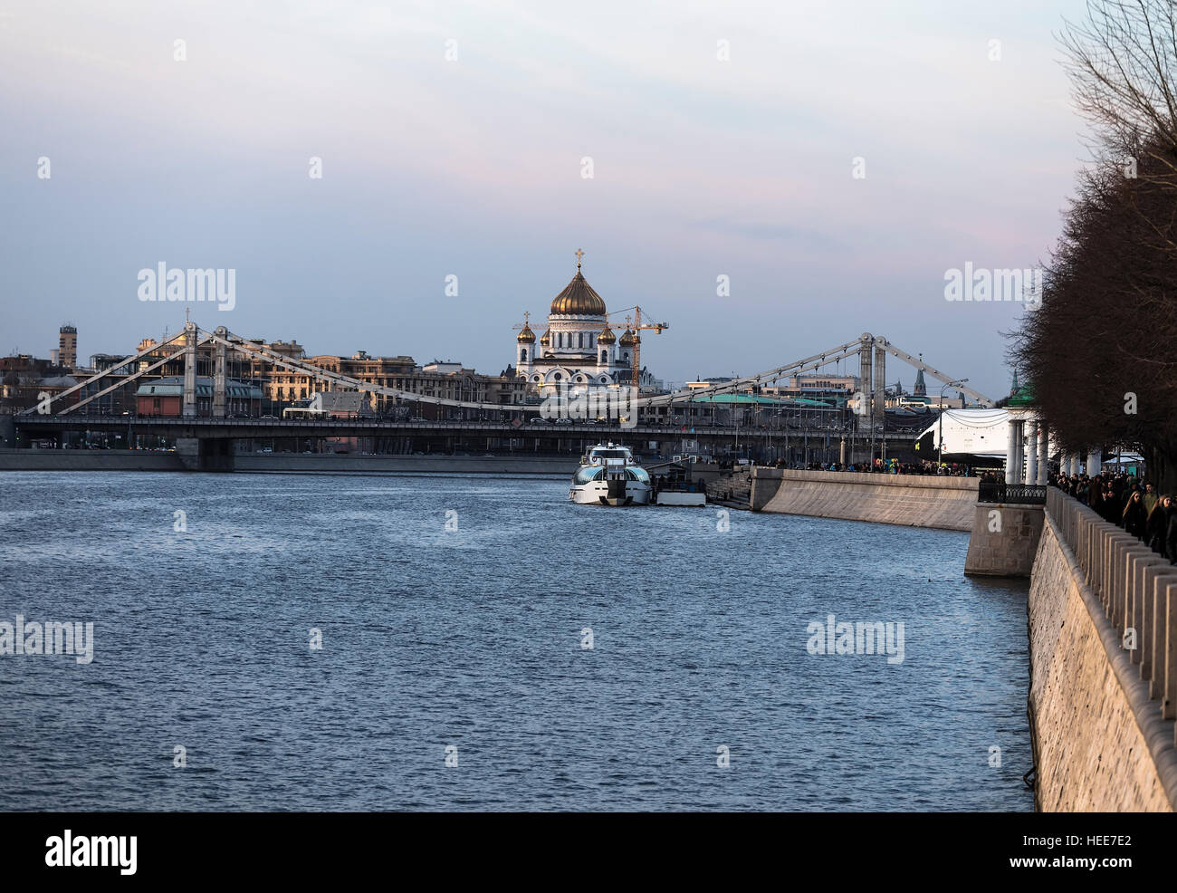 Nave sul fiume di Mosca sullo sfondo del ponte della Crimea e Cattedrale di Cristo Salvatore Foto Stock