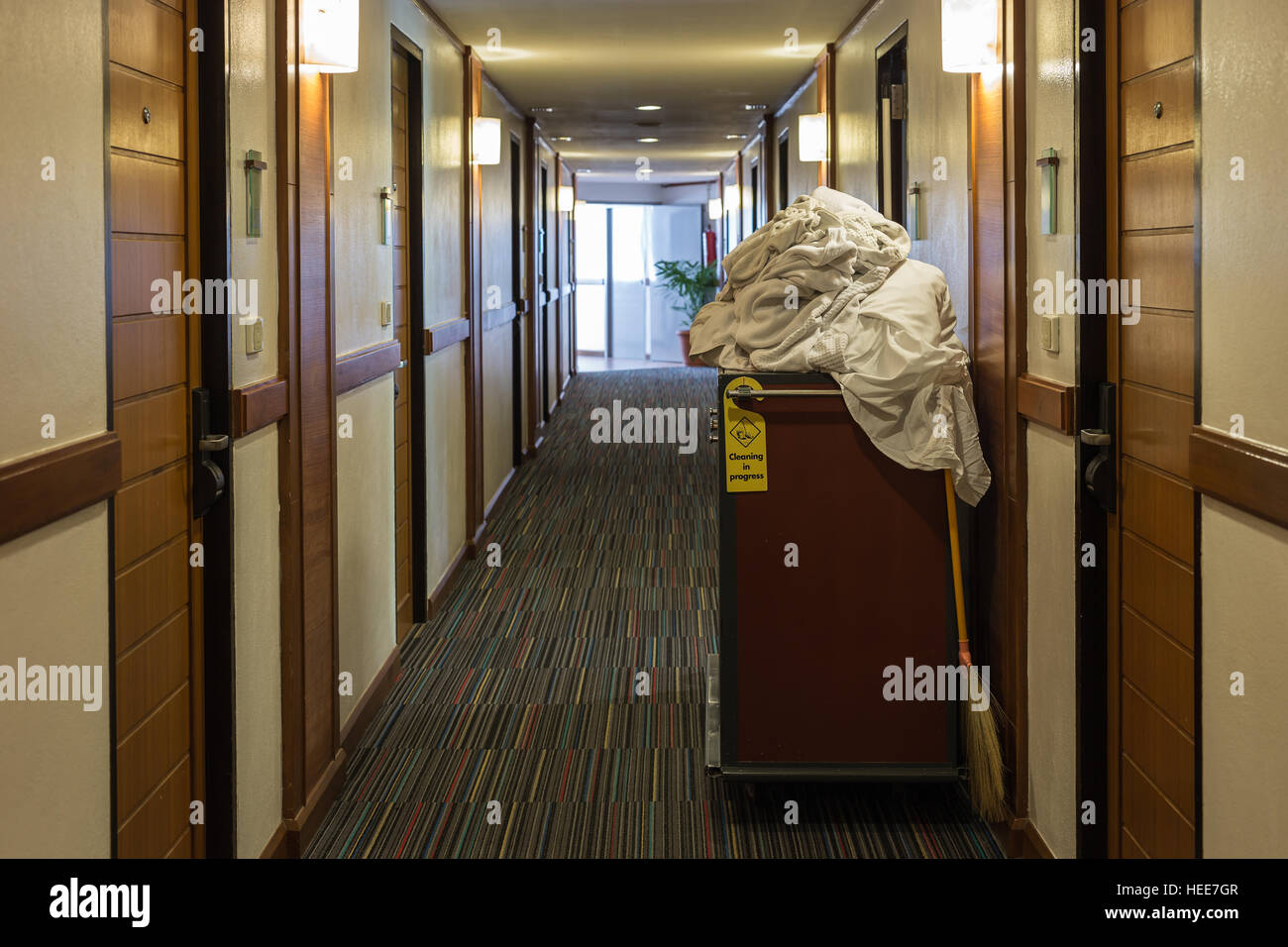 Maid's carrello con un asciugamano in hotel corridoio Foto Stock