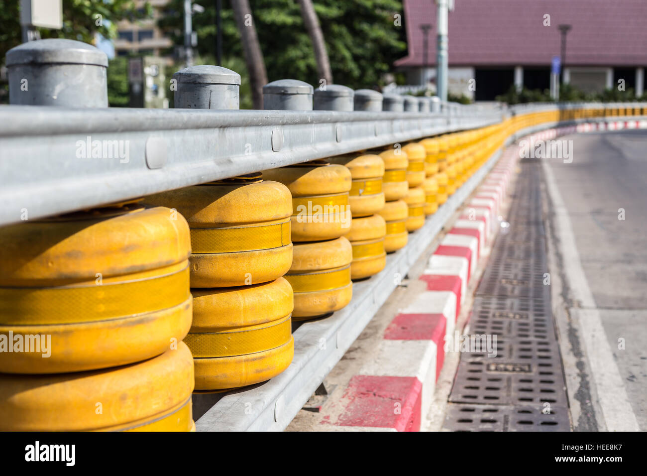 Recinzioni giallo sulla curva della strada in Thailandia Foto Stock