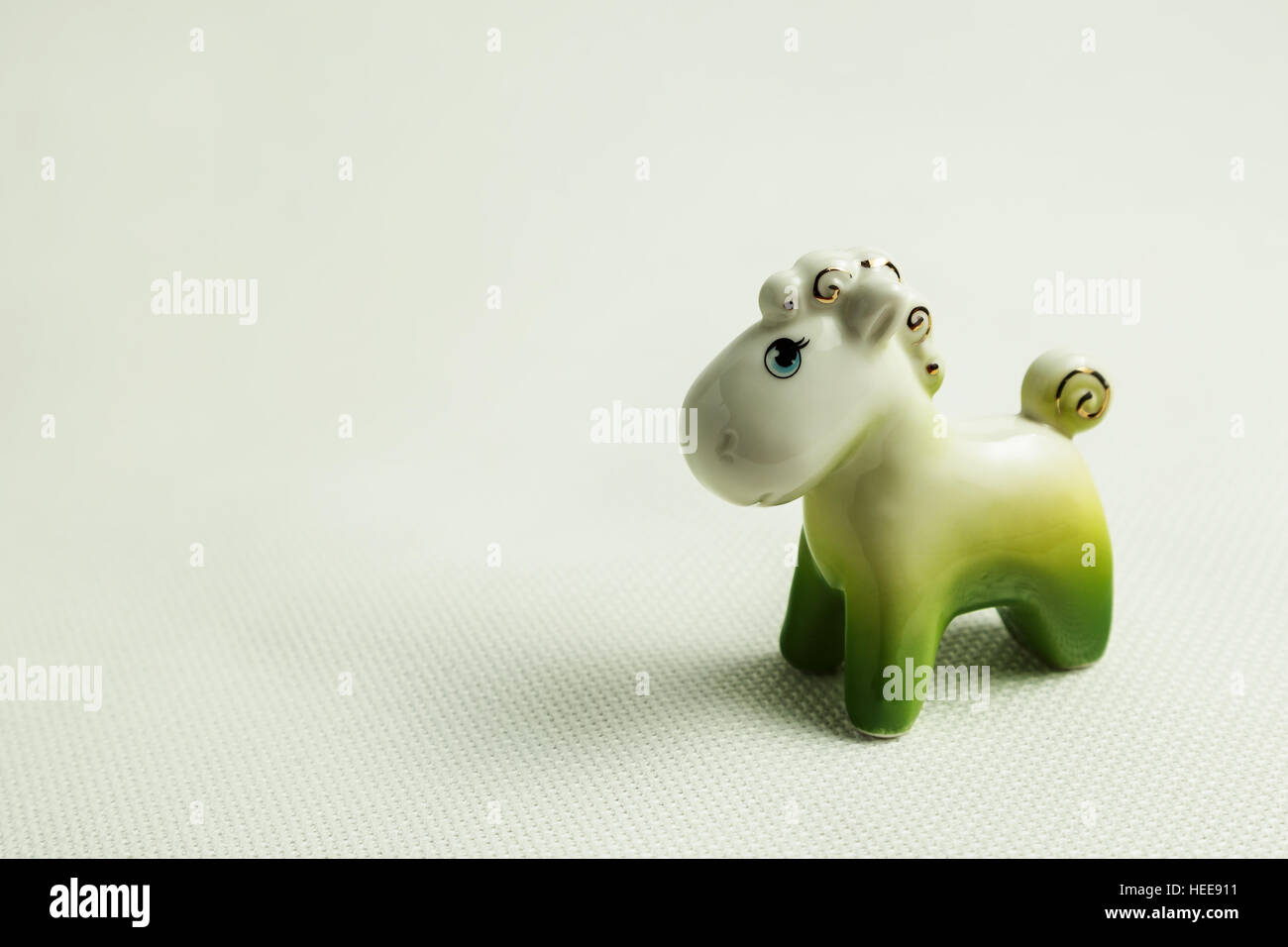 Toy horsy su uno sfondo luminoso Foto Stock