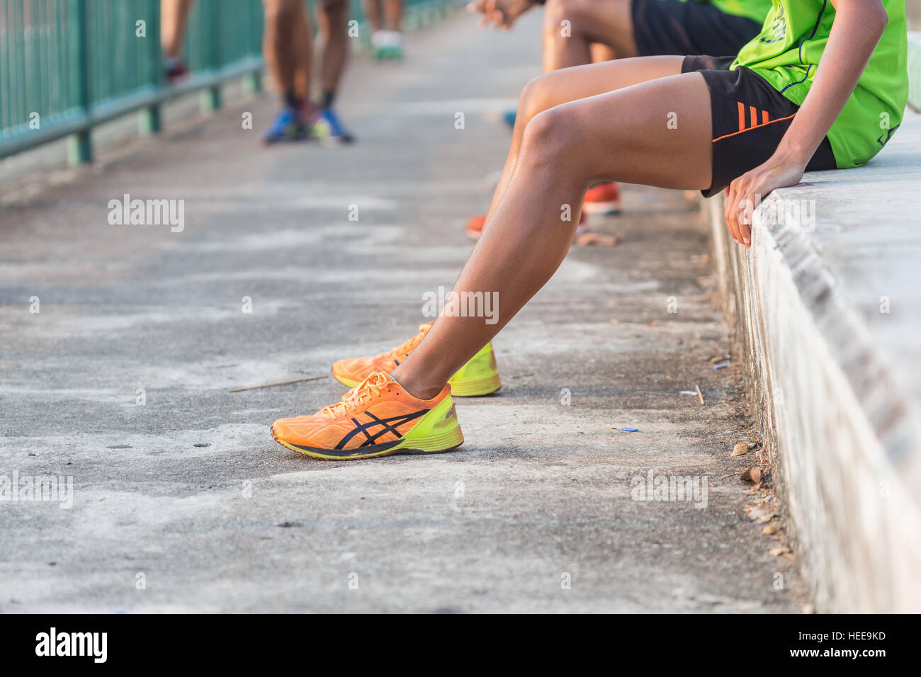 Close up corridori gambe con arancione scarpe Foto Stock