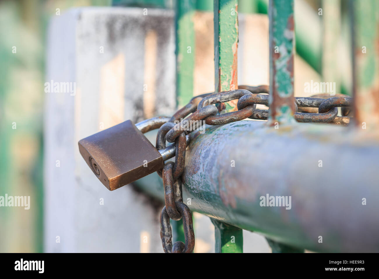 Chiudere e bloccare la catena sulla recinzione in acciaio Foto Stock