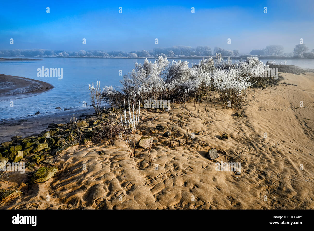 Paesaggio invernale del fiume Elba a Amburgo, Germania, Europa Foto Stock