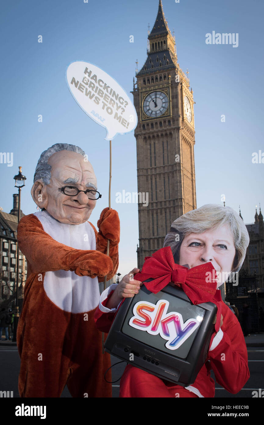 Gli attivisti travestiti da Theresa Maggio e Rupert Murdoch protestare contro Murdoch opa per Sky in piazza del Parlamento, Londra. Foto Stock