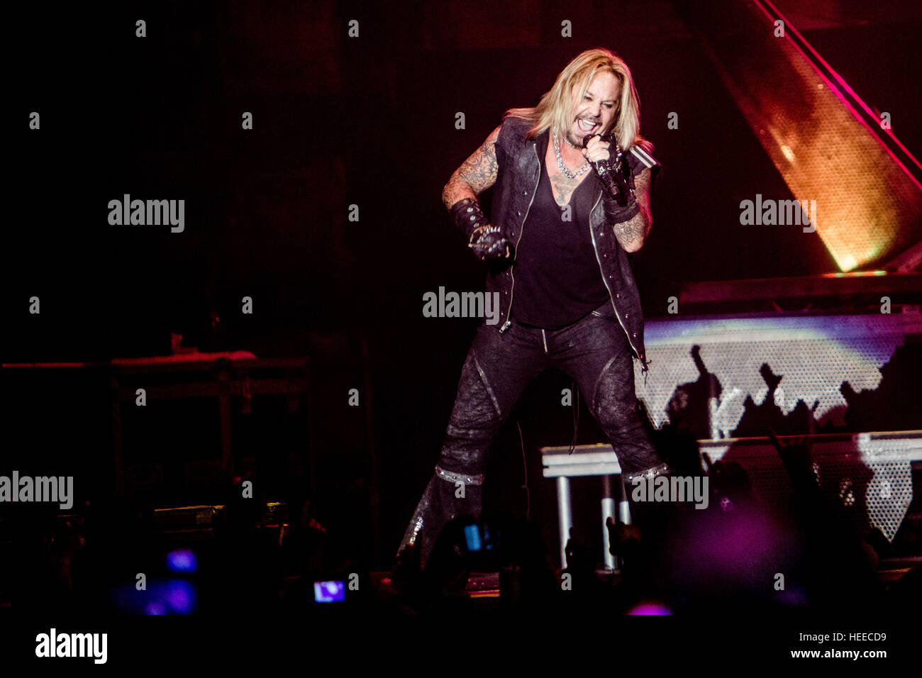 Milano, Italia. Decimo Nov, 2015. Mötley Crüe esegue live al Mediolanum Forum di Milano, Italia, per l'ultima volta nella loro storia con il 'tour finale' © Mairo Cinquetti/Pacific Press/Alamy Live News Foto Stock