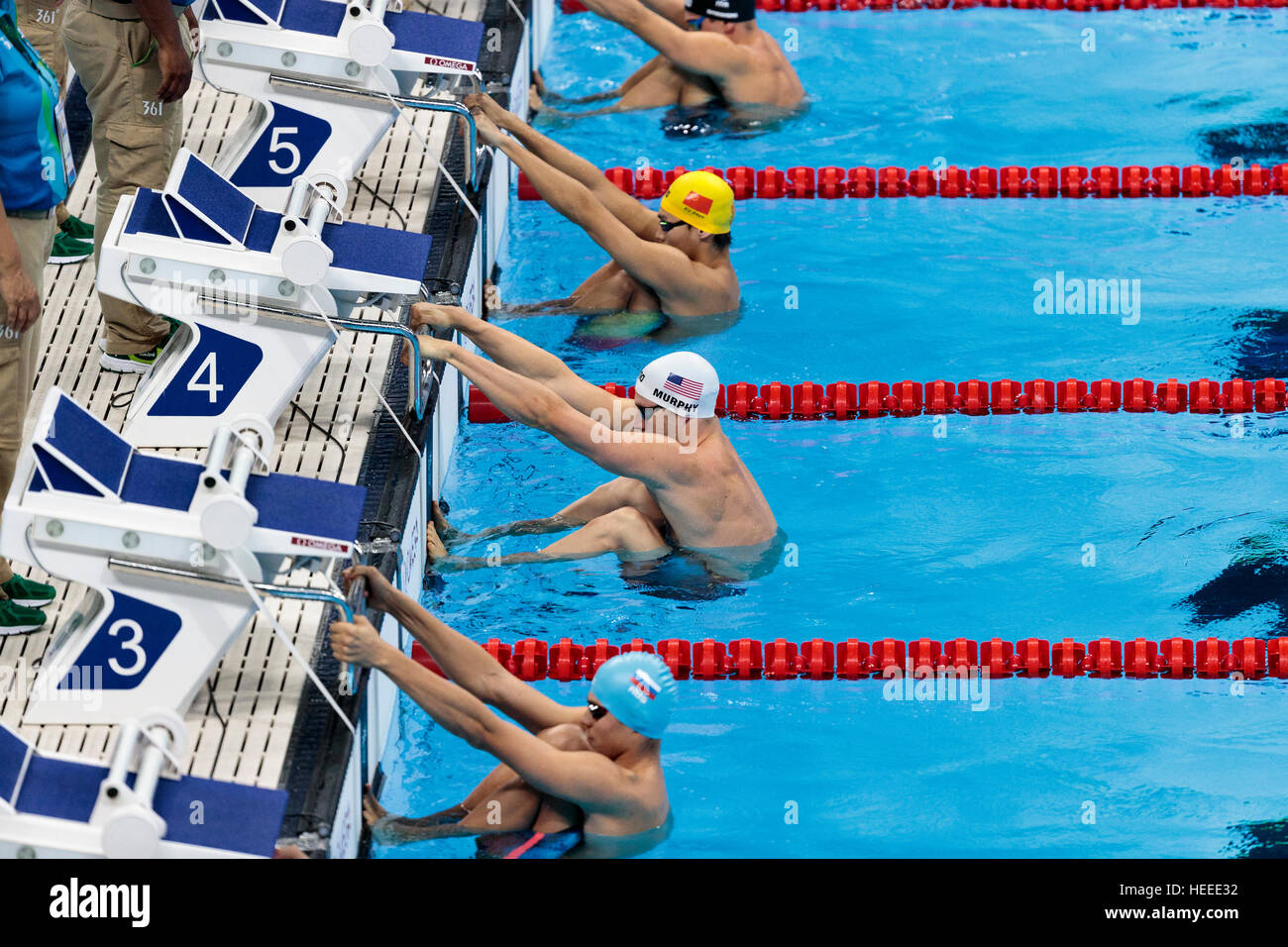 Rio de Janeiro, Brasile. Il 7 agosto 2016. Ryan Murphy (USA) all'inizio degli uomini 100m Backstroke calore al 2016 Olimpiadi estive. ©Paul J. Su Foto Stock