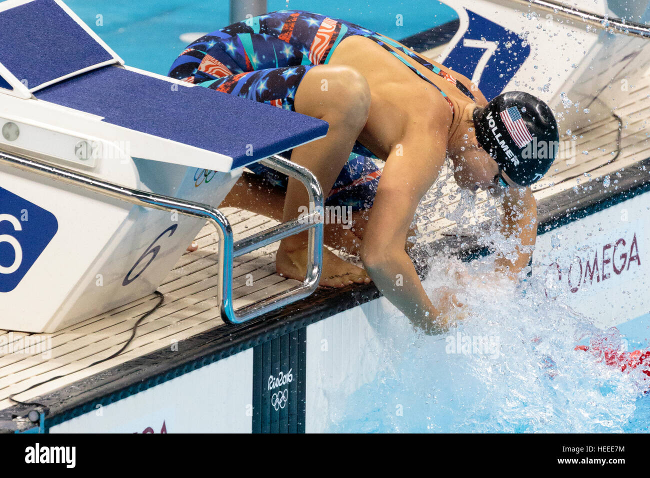 Rio de Janeiro, Brasile. Il 7 agosto 2016. Dana Vollmer (USA) all'inizio delle Donne 100m Butterfly finale al 2016 Olimpiadi estive. ©Paul J. Foto Stock