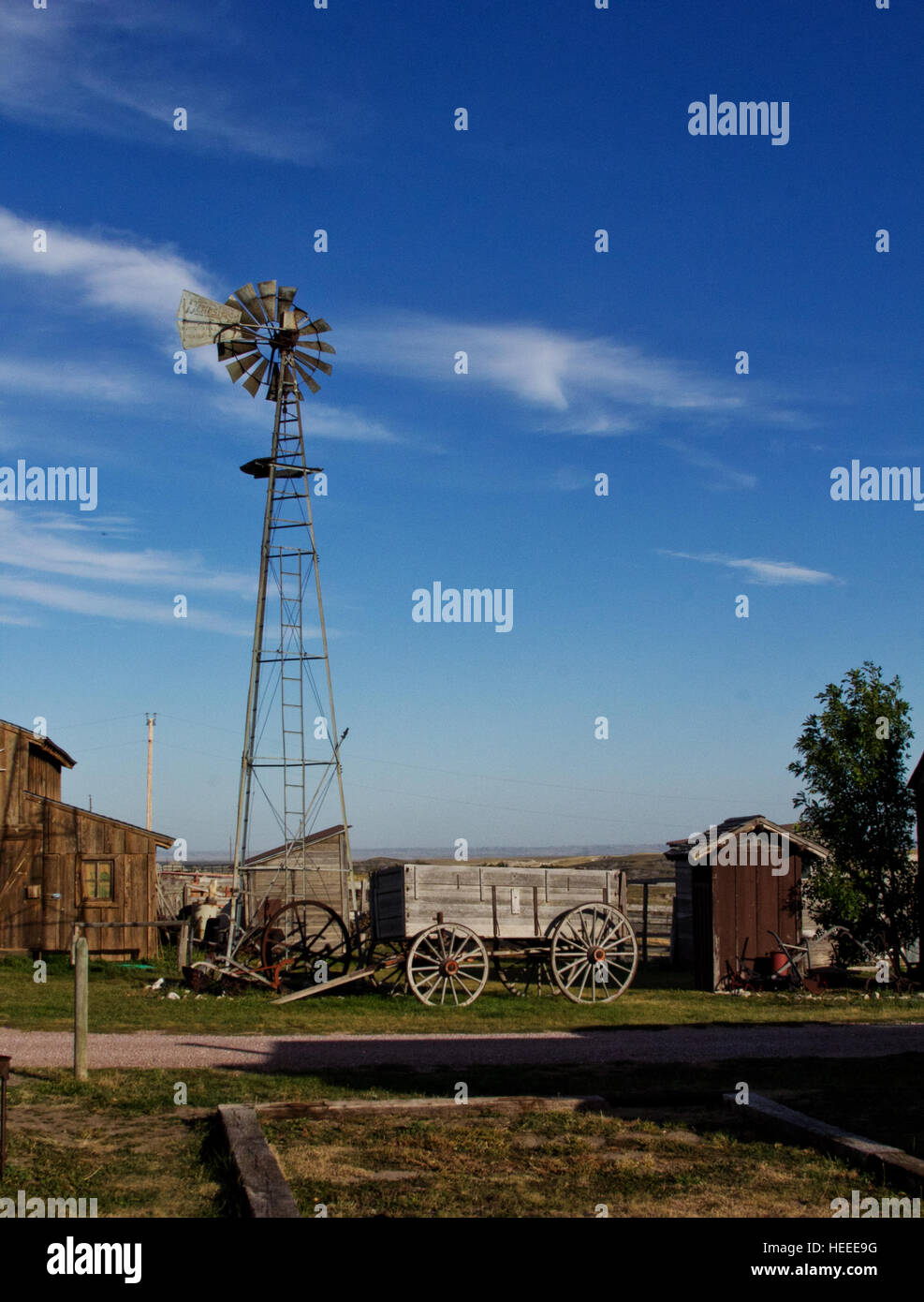 Il mulino a vento e fuori di edifici ad alta pianura Homestead in western Nebraska. Edifici storici salvato e rinnovato. Foto Stock