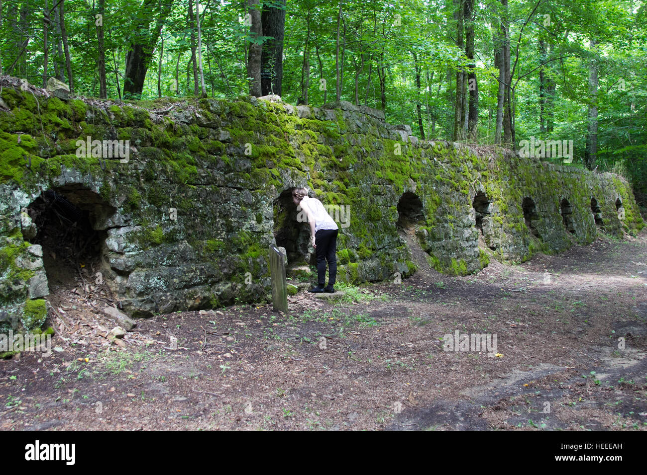 Donna del peering in uno delle centinaia di abbandonati forni ad alveare in Dunlap parco storico usato per girare la zona del carbone in coke Foto Stock