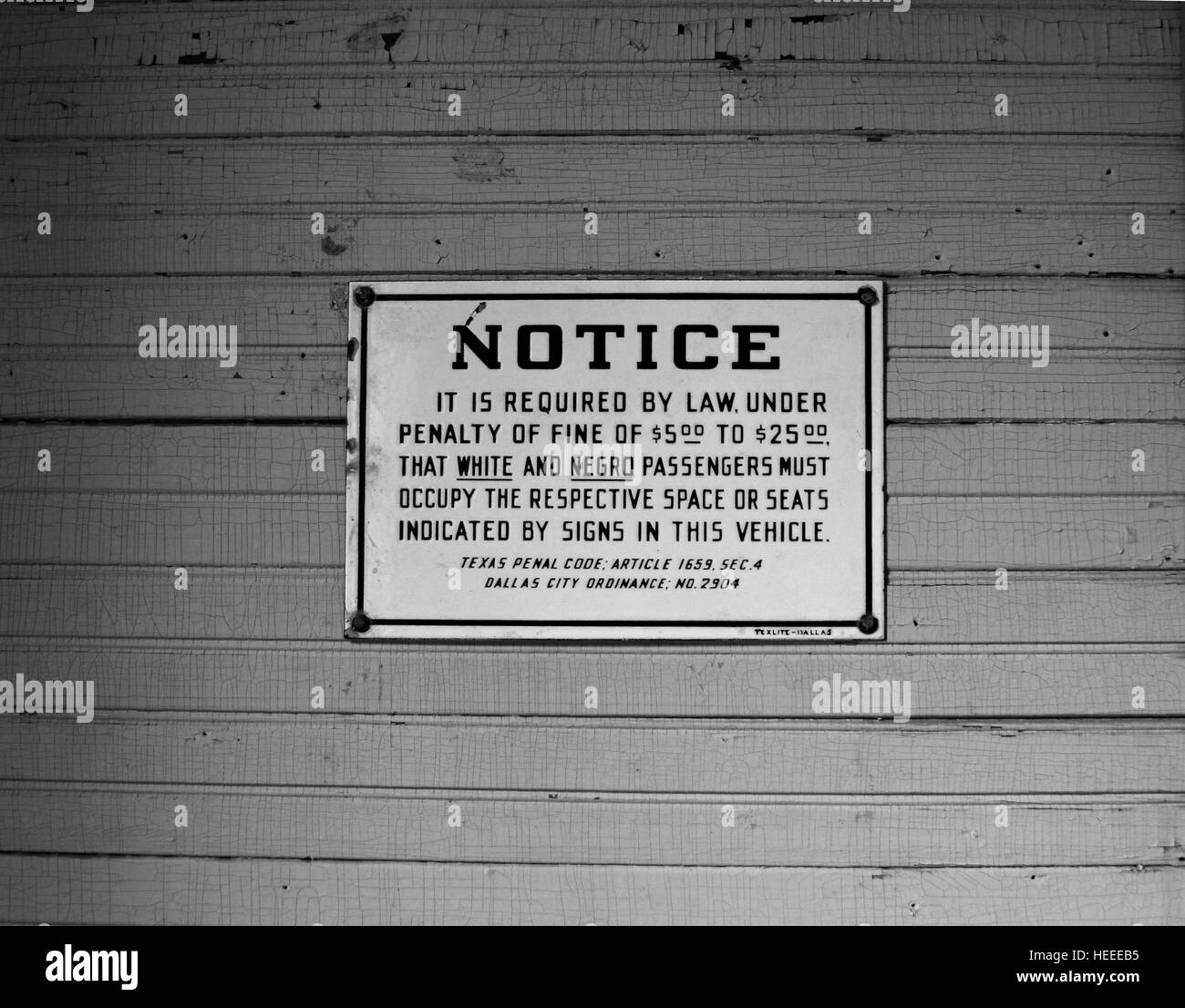 Pre i diritti civili segno presuppone la separazione dei posti a sedere per i bianchi e i negri sul vecchio deposito ferroviario storico Buffalo Gap, Texas, Stati Uniti d'America Foto Stock