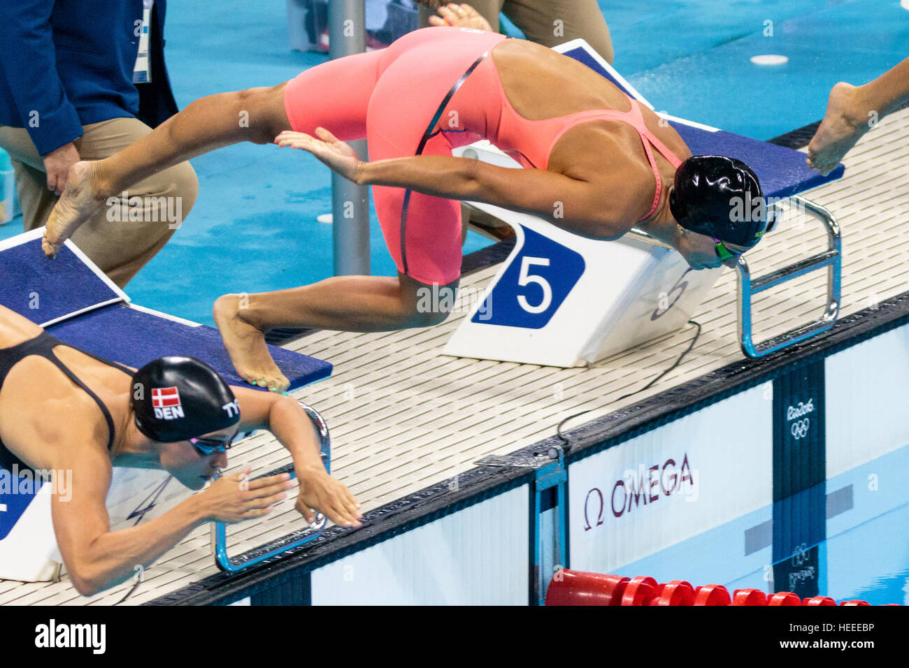 Rio de Janeiro, Brasile. Il 7 agosto 2016. Yulia Efimova (RUS) all'inizio delle Donne 100m a rana semi finale al 2016 Olimpiadi Estive Foto Stock