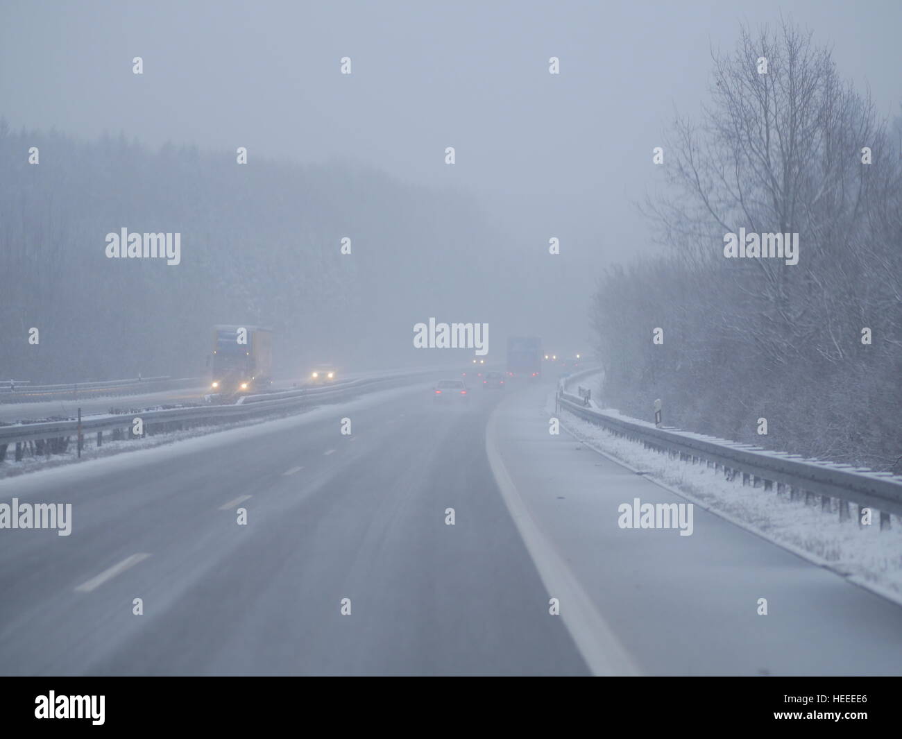 Il traffico fredda giornata invernale Foto Stock