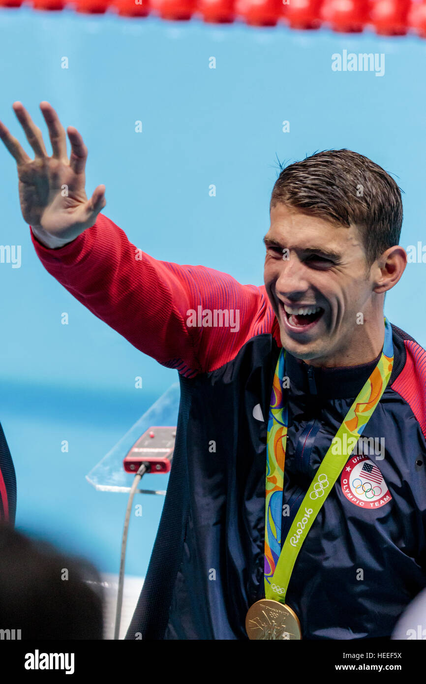 Rio de Janeiro, Brasile. Il 7 agosto 2016. Il Team USA-medaglia d'oro Michael Phelps, negli uomini 4 x 100m relè Freestyle Finale al 2016 Olympic su Foto Stock