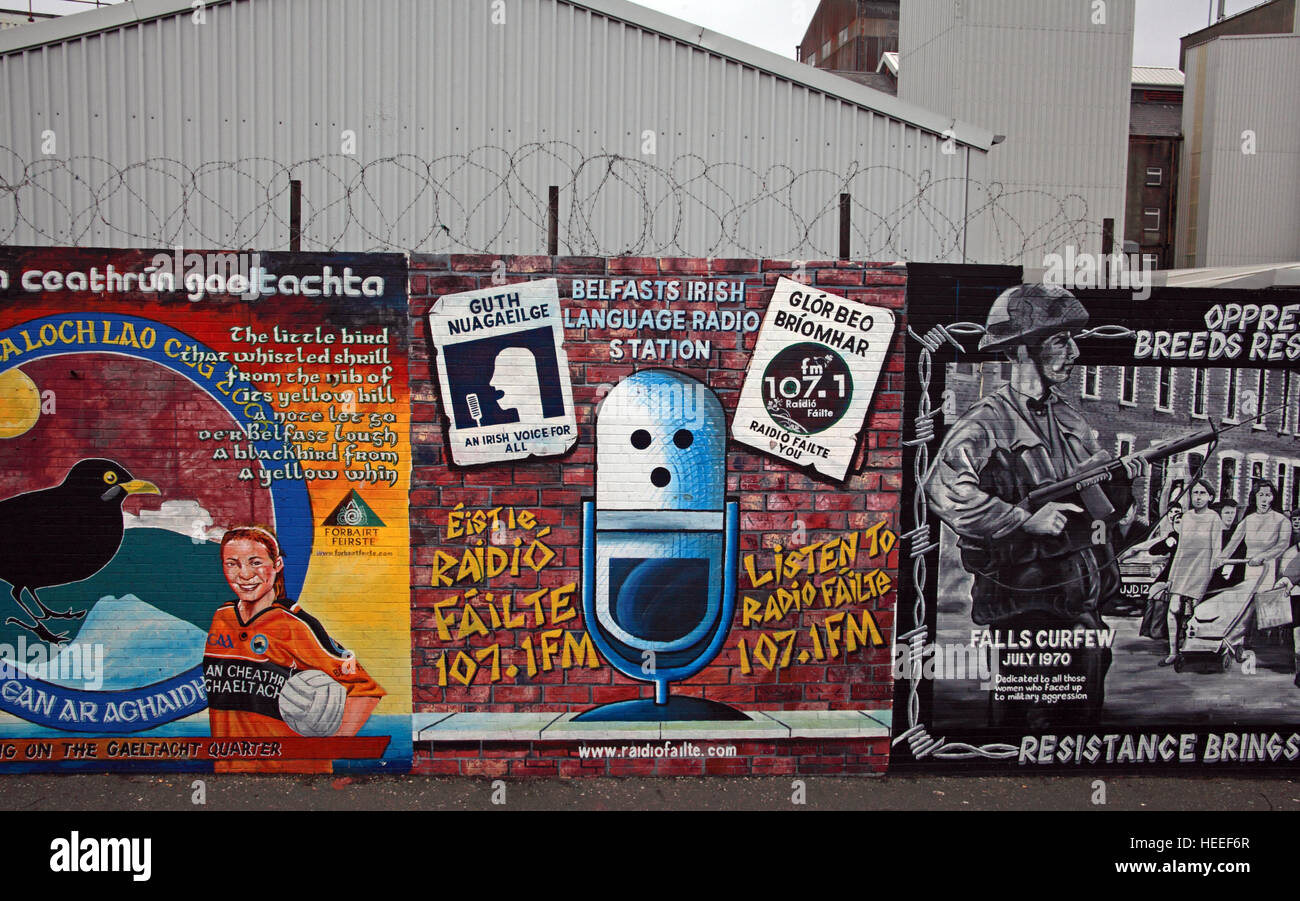 Belfast cade Rd murale repubblicano- lingua irlandese Failte Radio FM107.1 Foto Stock