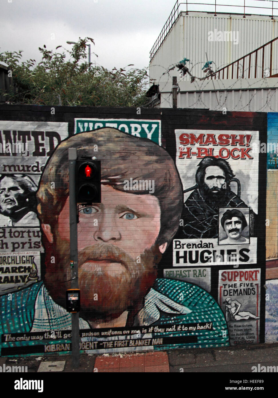 Belfast cade Rd il repubblicano murale - Brendan Hughes Smash i blocchi ad H Foto Stock