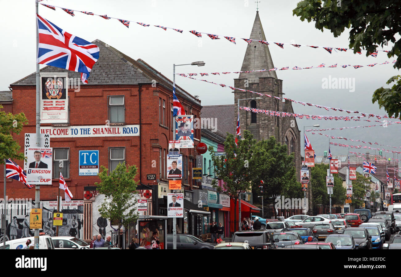Belfast, unionisti lealisti Shankill Road, West Belfast,con Red White Blue bunting, Irlanda del Nord Foto Stock