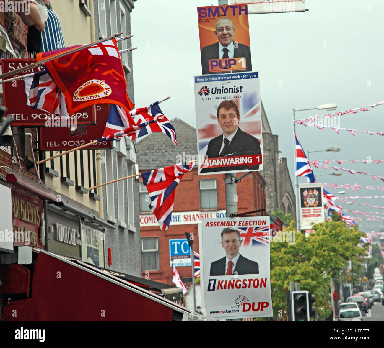 Belfast, unionisti lealisti Shankill Rd durante le elezioni locali,DUP,PUP con unione bandiere Foto Stock