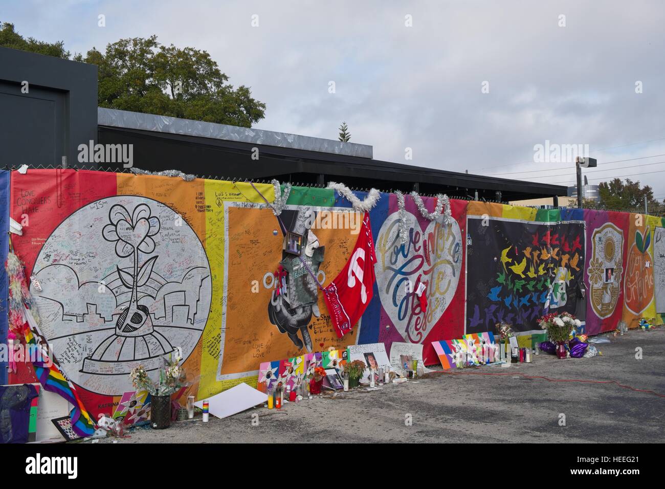 Omaggi sono a sinistra un memoriale di fortuna intorno al nightclub di impulsi 18 Dicembre 2016 a Orlando, Florida. Il 12 Giugno 2016 49 persone sono state uccise e 53 ferite in più letali riprese di massa mediante un unico pistolero nella storia degli Stati Uniti e più letali attacchi terroristici sul suolo americano dopo gli eventi dell'11 settembre 2001. Foto Stock