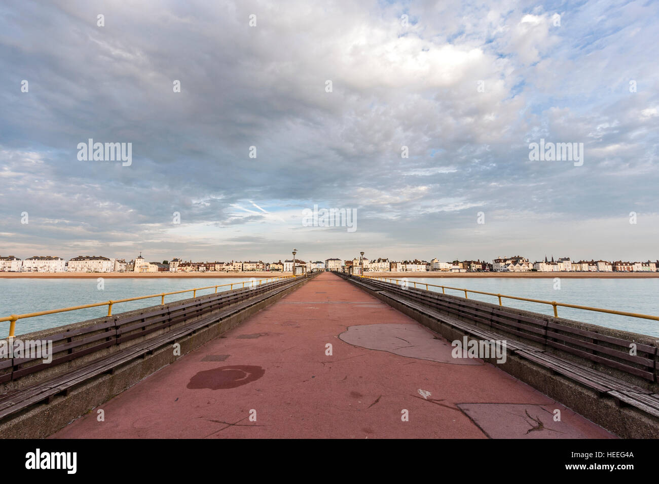 English città costiera di trattare visto dalla fine del molo di trattativa. Ampio angolo di visione, cielo nuvoloso, mare calmo. La mattina presto. Pier deserte. Foto Stock