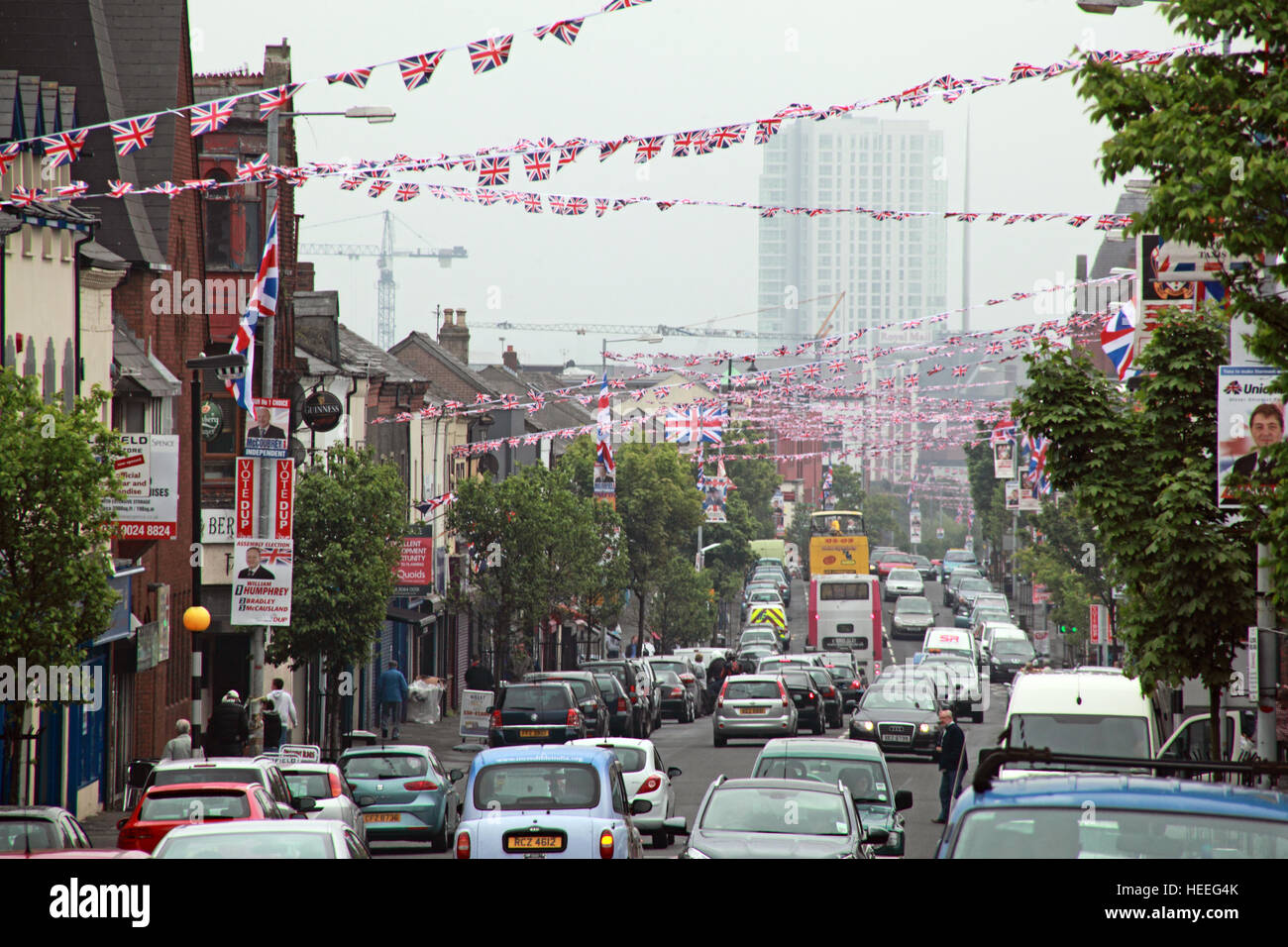 Belfast unionisti lealisti, bandiere Shankill Rd,dopo il royal wedding guardando in giù verso il centro della cittã . Foto Stock