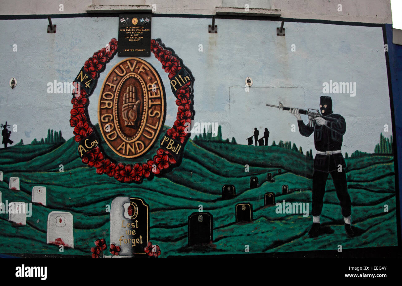 Belfast, unionista UVF lealisti murales,Sniper per Dio e Ulster,nel cimitero Foto Stock